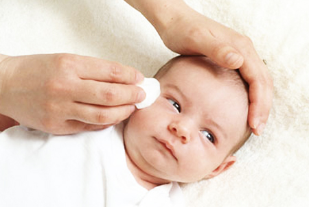 Como limpar os olhos do bebê?