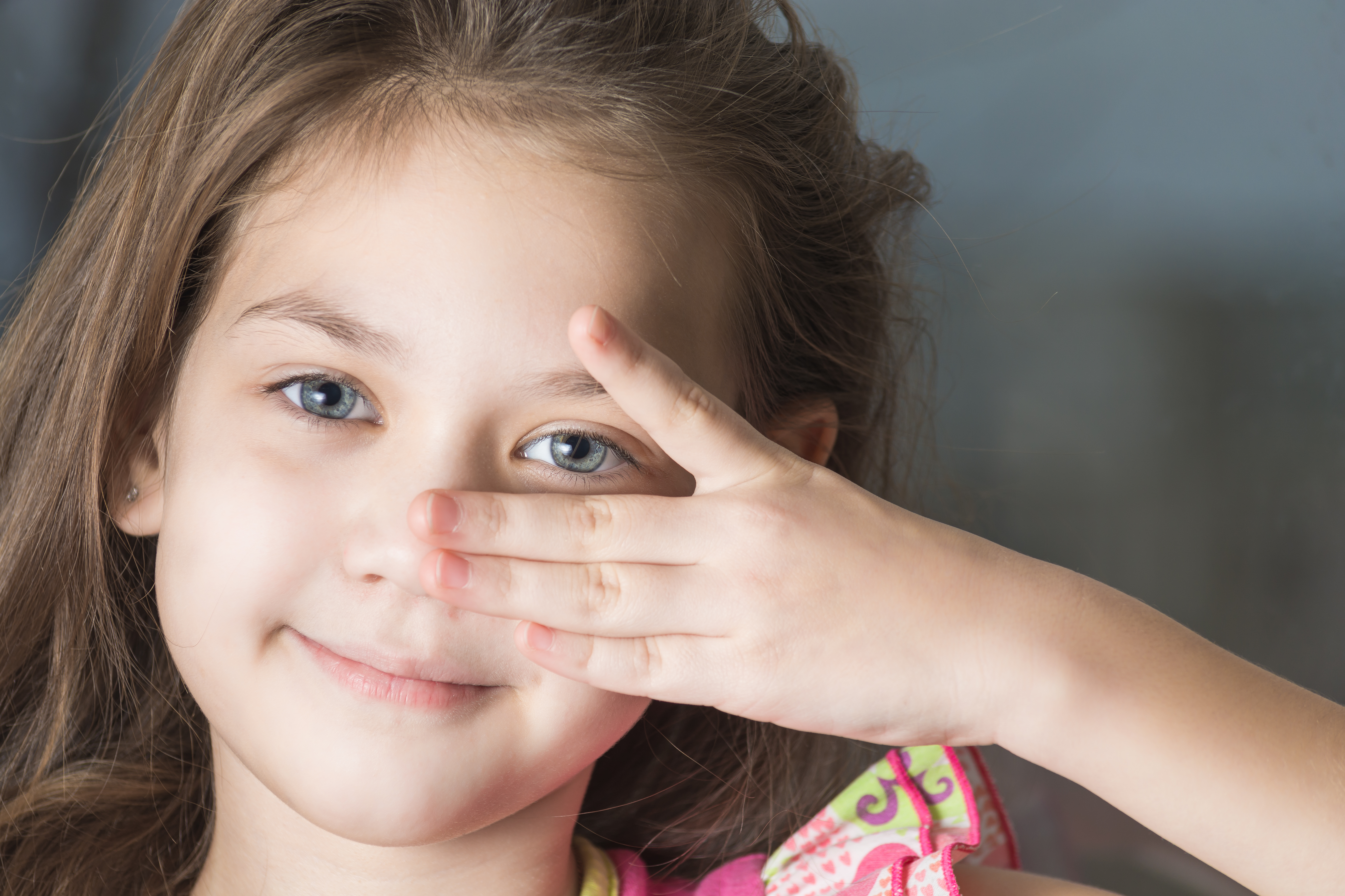 garota com olhos grandes com óculos e sorriso largo e cabelo preto